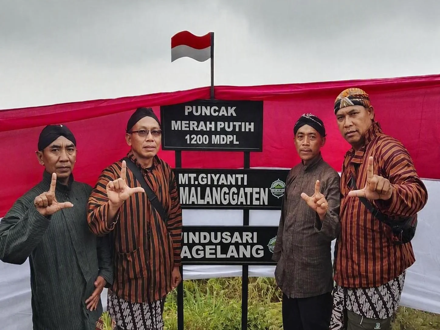 Perhutani Kedu Utara Perkuat Sinergi dengan Masyarakat melalui Upacara HUT RI di Puncak Giyanti