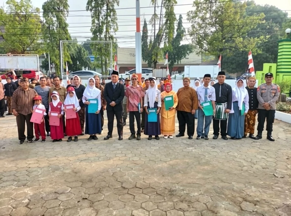 Perhutani dan Koperasi Kluster Jati KPH Pemalang Berikan Biasiswa kepada Pelajar Berprestasi