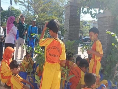Edukasi Lingkungan, KPH Mantingan Bagikan Bibit Jati dan Buah-Buahan kepada Guru dan Murid SDN 2 Kutoharjo Rembang