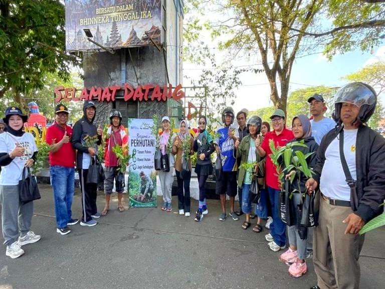 Perhutani Bagikan Bibit Tanaman Buah, Hijaukan Negeri dengan Menanam